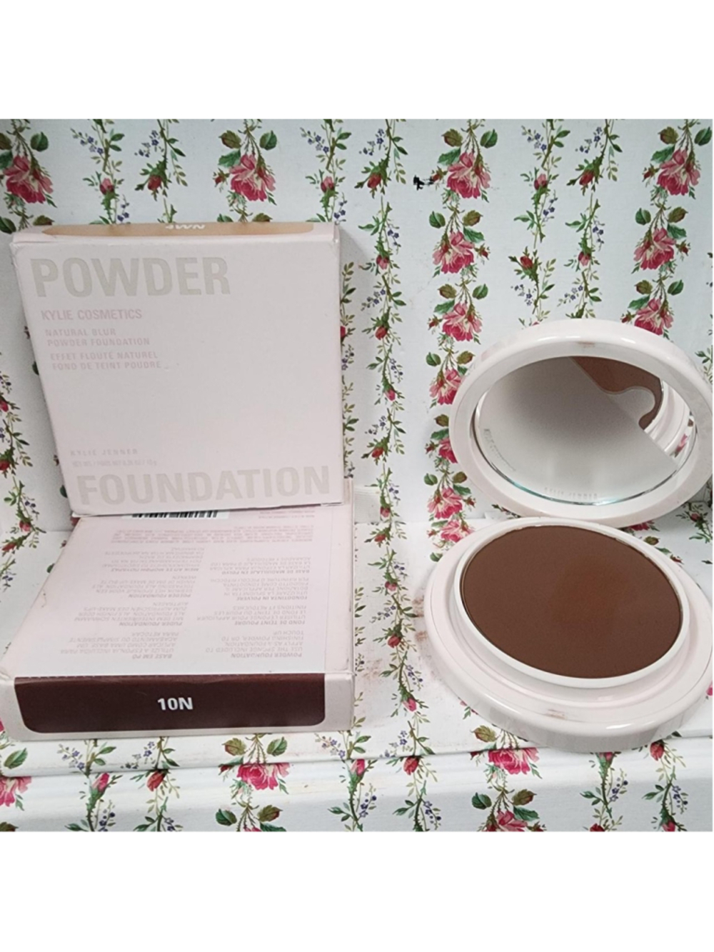 Kylie Cosmetics Natural Glow Powder Foundation in shade 10N
#kylie #foundation